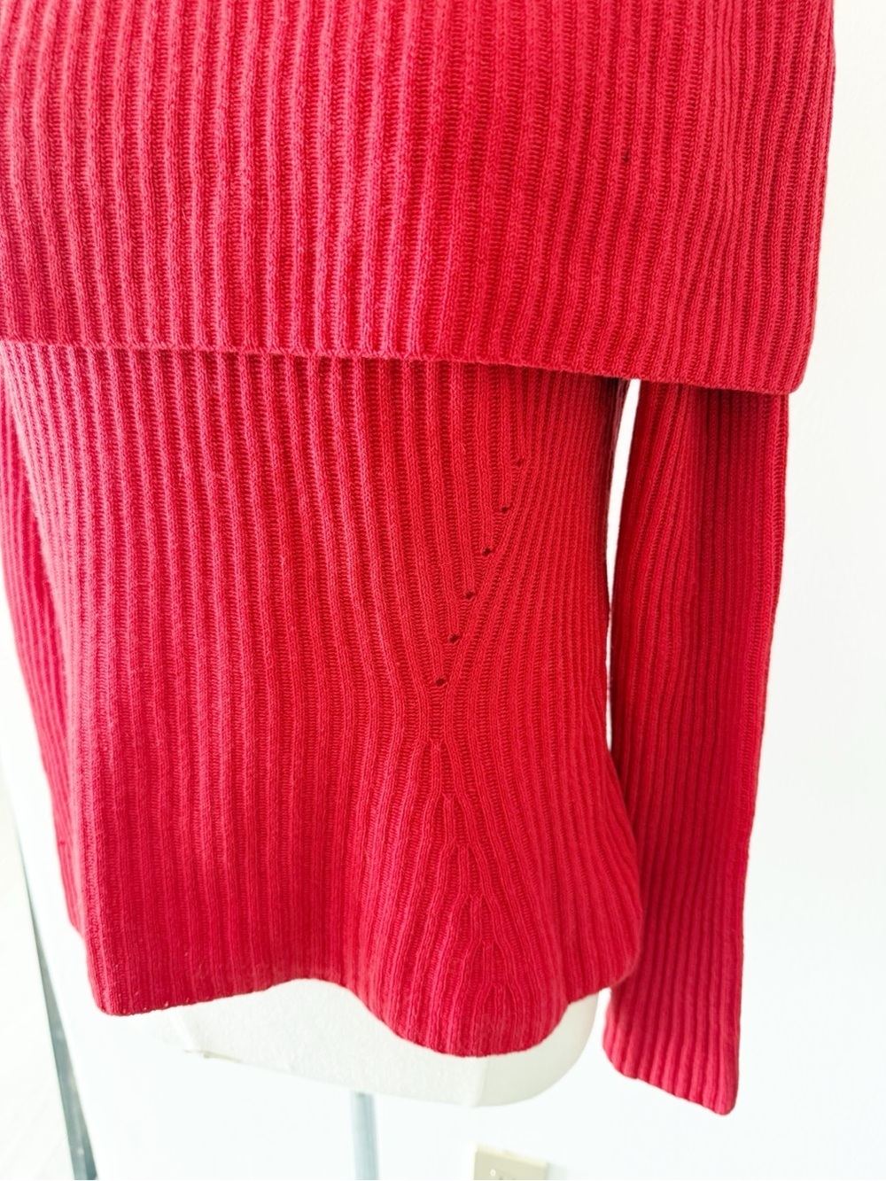 Carolina Herrera Cashmere & Silk Red Ribbed Knit Boatneck Sweater Top Italy - Picture 4 of 8